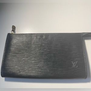 Authentic Louis Vuitton Pochette Accessories 24 (AR1927) Great wallet or clutch.